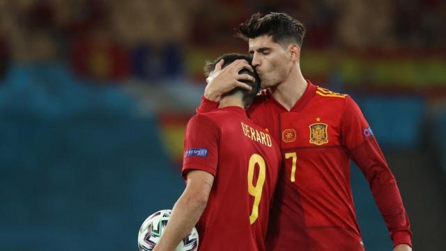 黄金甲体育官网-梁宏业：恩里克换下前锋求进球，真是活久见