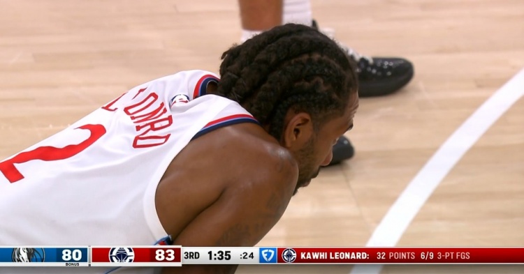 黄金甲体育官方网站-连珠炮！小卡连中三分率队夺回优势 罕见吐舌庆祝